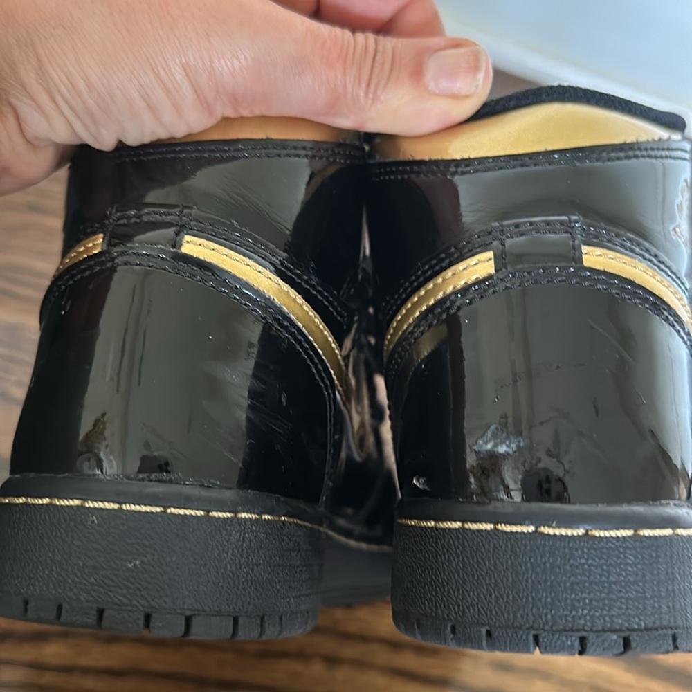 JORDAN Boys' Jordan 1 Retro High Black Metallic Gold (2020) (GS) Size: 3.5 - Picture 6 of 9